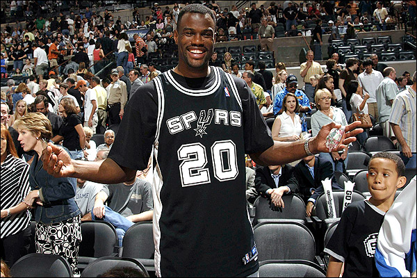David_Robinson(getty) David Robinson proudly wears a Manu Ginobili jersey during a San Antonio Spurs game.