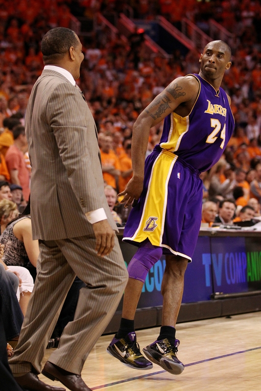 Kobe Bryant gives Suns coach Alvin Gentry a stare after knocking down a 