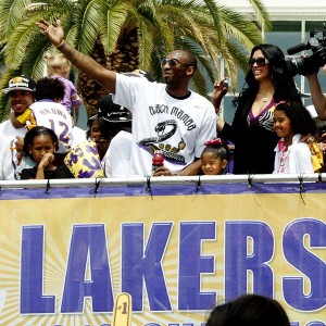 KobeBryant_withwifeVanessa2010Parade(AP)